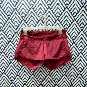 LuluLemon Red Snakeskin 2.5” Speed Up Short Size 2